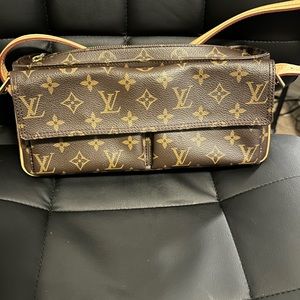 Beautiful hand bag that still looks new. I do have the original tags.